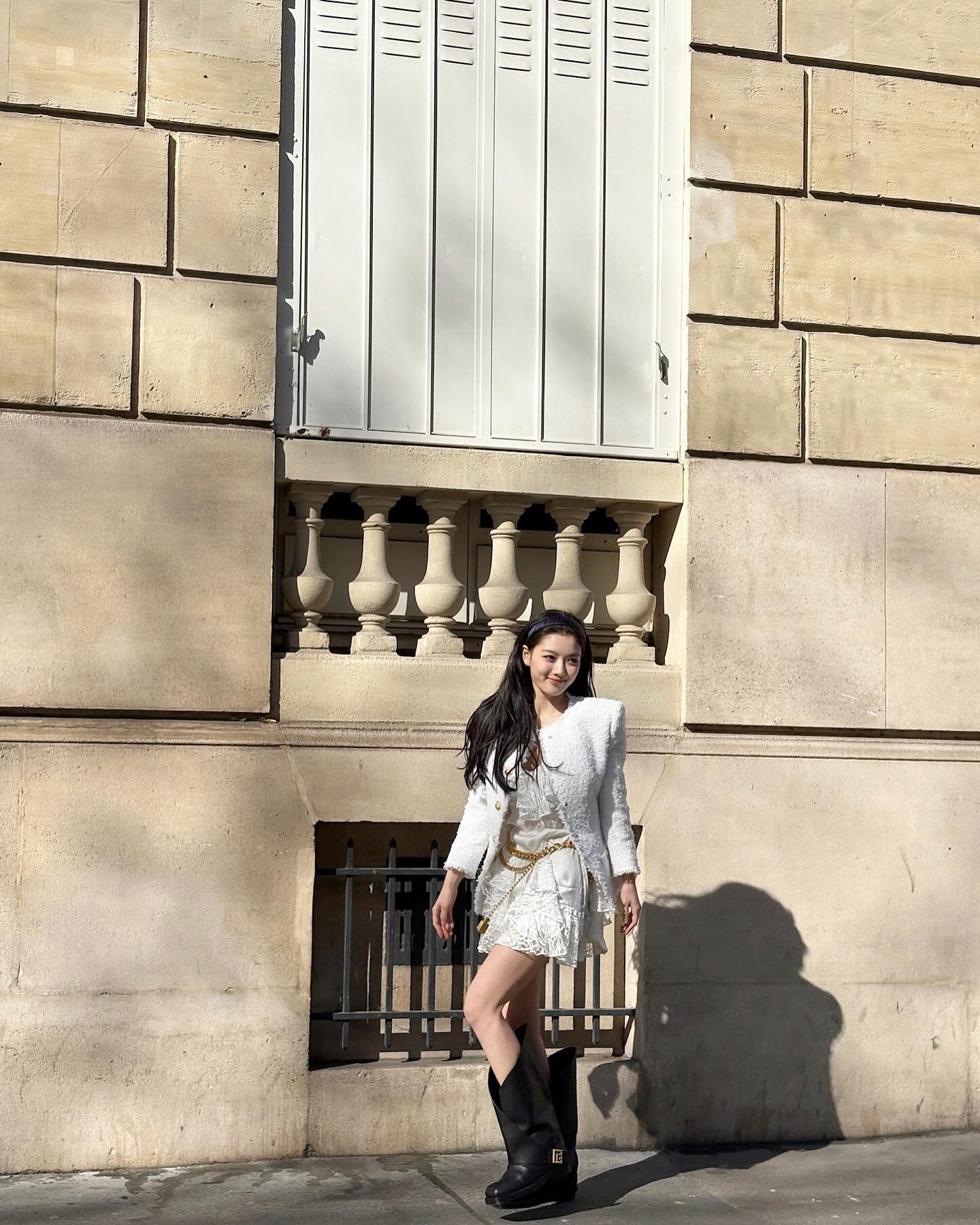 김유정, 파리에서 폭발한 여신 미모🇫🇷

김유정이 프랑스 파리에서 독보적인 미모를 발산하며 리즈를 갱신했습니다.

특히, 화려한 발망 룩을 완벽하게 소화하며 세련된 분위기와 성숙한 매력으로 시선을 사로잡았는데요. 국민 여동생에서 우아한 여신으로 성장한 김유정의 모습, 슬라이드를 넘겨 감상해보세요👸

- 트위드 자켓: 발망, 트위드 핏티드 재킷, 화이트 / 523만 원
- 헤어밴드: 그레이엘린, 1-14, 네이비 / 7만 원 이미지