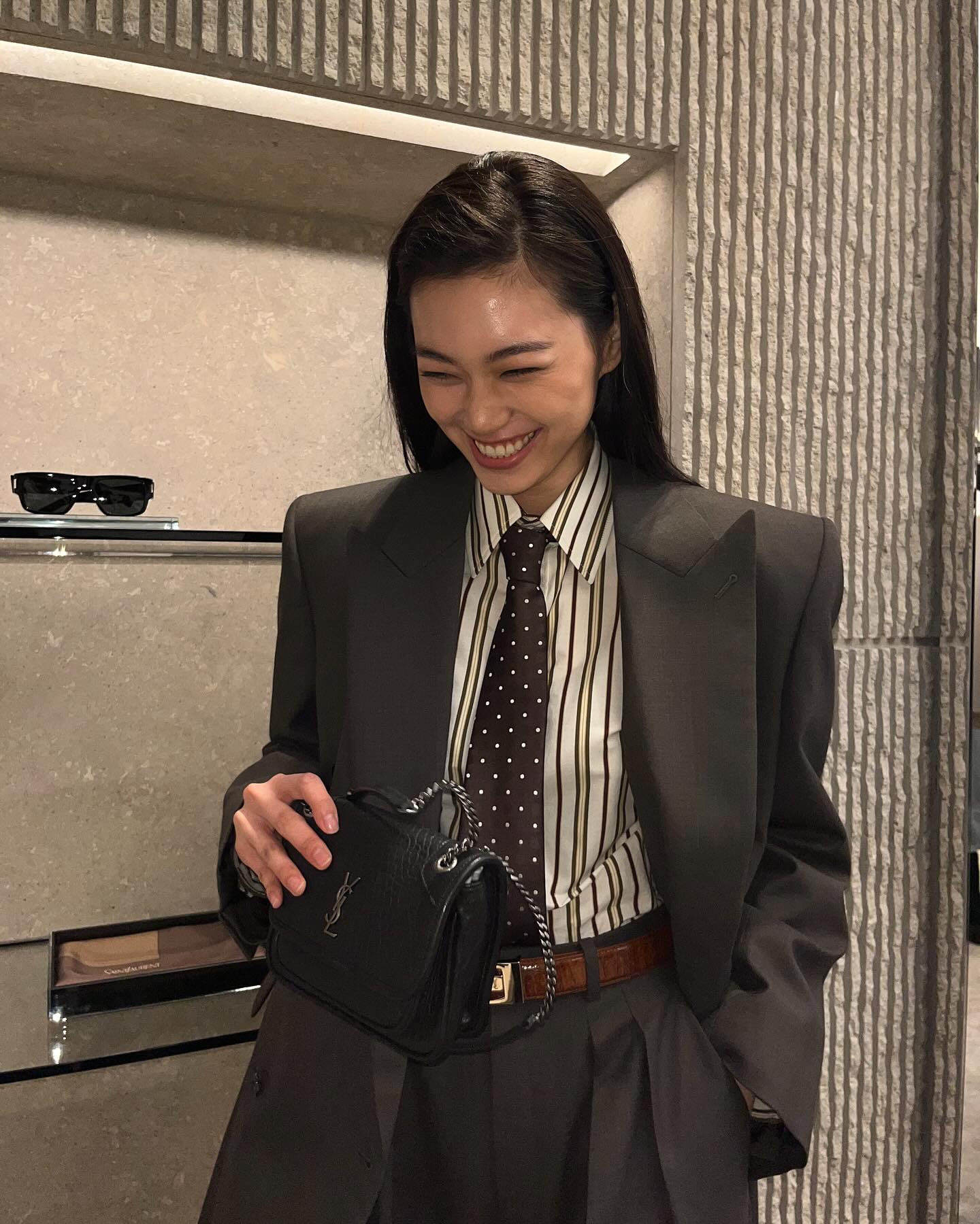 생로랑으로 완성, 매니시 시크룩🤵🏻‍♀️

배우 신민아와 김도연이 생로랑 수트를 완벽하게 소화하며 패션계의 주목을 받고 있습니다.

그녀들의 수트는 생로랑 25SS 컬렉션 입니다. 이번 생로랑은 파워 숄더 수트와 오버핏 블레이저, 셔츠와 넥타이에 골드 액세서리를 더해 매니시하면서도 클래식한 무드를 완성했습니다.

신민아는 생로랑 SS25 런웨이 의상을 그대로 재현하며, 자켓, 바지, 셔츠까지 완벽한 셋업을 선보였습니다. 특히, 그레이 컬러 셋업으로 모던 시크룩을 연출하며, 고급스러움을 더했습니다.

김도연은 생로랑의 울 시네 소재 재킷과 셔츠를 활용해 시크한 무드의 코디를 완성했습니다. 여기에 생로랑의 미니백인 ‘니키 베이비백’을 더해 여성스러우면서도 트렌디한 감각을 선보였죠.

생로랑 수트를 통해 매니시 룩의 정수를 보여준 두 사람. 이번 시즌, 당신만의 스타일로 시도하세요.

1. 신민아
- 자켓: 생로랑 울 트윌 소재의 재킷, NATUREL ET NOIR / 475만 원
- 팬츠: 울 트윌 소재의 와이드 레그 팬츠, NATUREL ET NOIR / 225만 원
- 셔츠: 스트라이프 코튼 포플린 소재의 CASSANDRE , BEIGE / 158만 5천 원

2. 김도연
- 자켓: 울 시네 소재의 재킷, GRIS CHINE / 475만 원
- 셔츠: 스트라이프 코튼 포플린 소재의 CASSANDRE 셔츠 / 164만 원
- 가방: NIKI 베이비백, BLACK / 448만 원 이미지