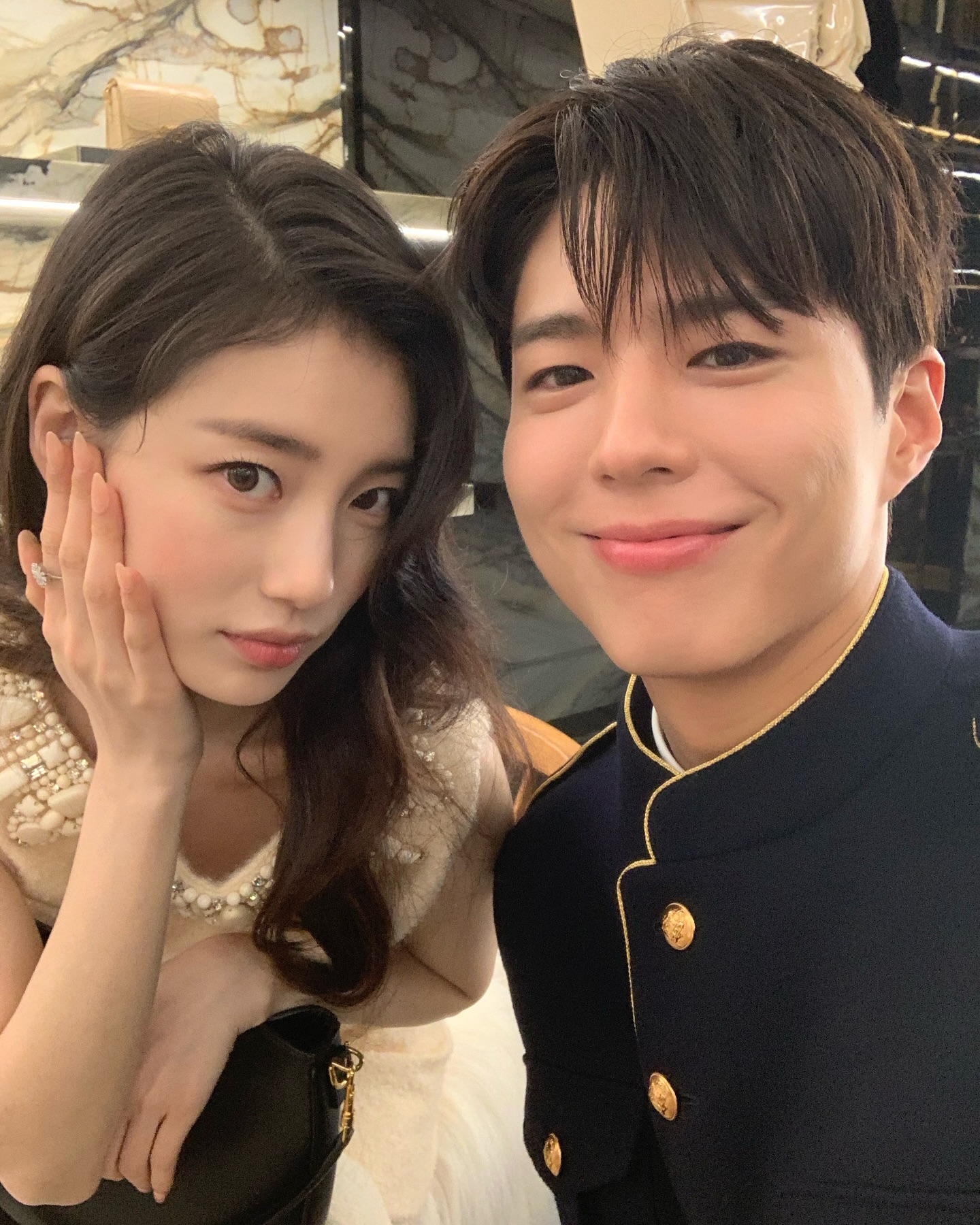 보검 & 수지 로맨스 판타지 비주얼🫅🏻
기품 넘치면서도 장꾸미 가득한 셀린느룩 박보검 감상하기☺️ 이미지3