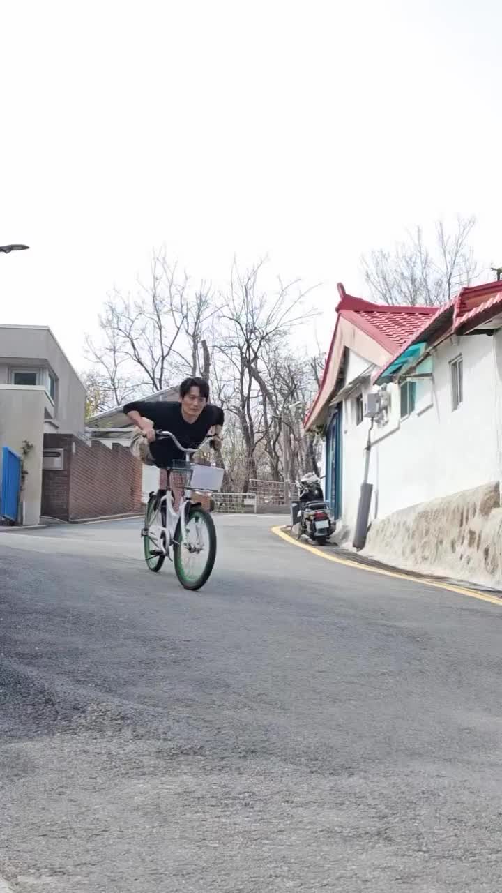 유퀴즈 출격하는 학씨 아저씨🚲
잔망스러운 자전거🤣타기왜 이렇게 잘 타는 건데요 이미지