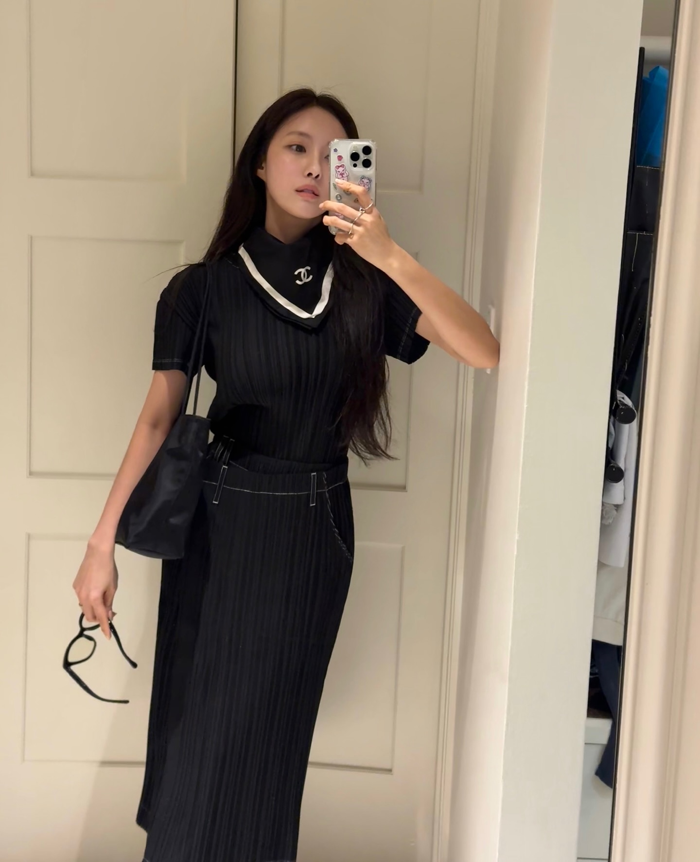 심심한 코디엔 스카프 더해주기🖤 이미지