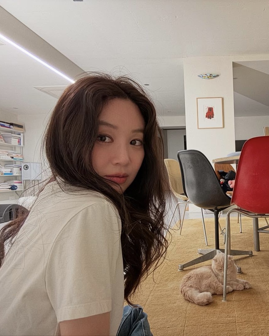 자다 일어났는데 트렌드 헤어❓
셀럽들이 픽한 부시시한 컬의 '고스트 컬'✨ 이미지