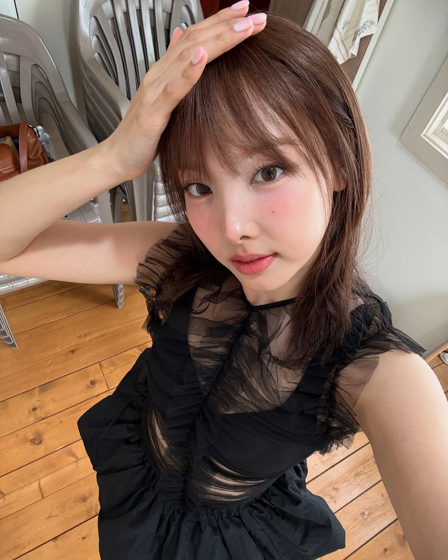올여름, 확실한 블러셔 포인트로☀️

해외에서 먼저 주목받은 ‘Blush Blindness’ 트렌드는 블러셔를 과하게 발랐음에도 그 과함을 인지하지 못하는 상태를 뜻합니다.

진한 색조의 블러셔로 얼굴에 입체감과 사랑스러움을 더하는 이 스타일은, 이번 여름 가장 주목받는 뷰티 트렌드로 떠오를 전망입니다.

다가오는 시즌, 나에게 ‘착붙’인 블러셔 컬러를 찾아 과감한 메이크업에 도전해보세요!❤️ 이미지