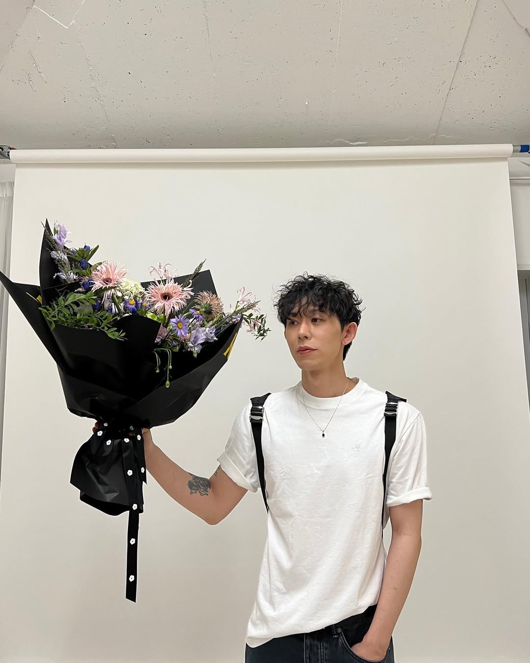 흰 티는 소매 롤업이 생명👻 이미지