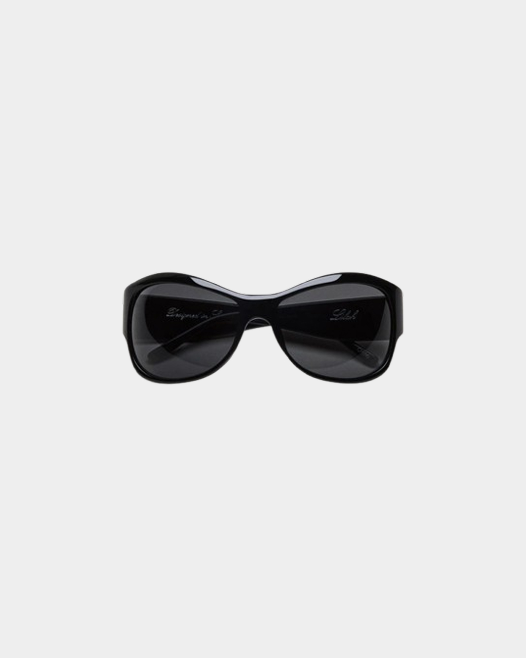 켄달 제너가 쓰는 선글라스🕶️
아이웨어 브랜드 치미, 얼굴형별 베스트 쉐입 3가지 모델

Y2K부터 클래식까지, 치미로 완성하는 얼굴형별 선글라스 추천 아이템 3가지

치미(Chimi)는 스웨덴 스톡홀름에서 시작된 감각적인 아이웨어 브랜드로, 액세서리를 넘어 개성과 감정이 담긴 존재로 부담 없이 쓰고 또 바꿀 수 있도록 만든 브랜드입니다. 치미의 다양한 선글라스 쉐입 중 얼굴형별 베스트 쉐입 3가지 모델을 추천합니다. 

1. 달걀형, Code
얇고 세련된 오벌 실루엣으로 Y2K 감성과 모던함을 모두 담았습니다. 켄달 제너가 선택한 모델로, 달걀형 얼굴형에 특히 잘 어울립니다.

2. 각진형, Lilah
얼굴을 감싸듯 밀착되는 와이드 쉐입으로 대담하고 안정적인 인상을 줍니다. 각진 얼굴형에 특히 잘 어울리며, 시선을 분산시켜 얼굴 윤곽을 정리하는 데 효과적입니다.

3. 긴형, Core 06
캣아이 스타일을 새롭게 재해석한 모델 06은 각진 윙과 사선 아치를 조합해 긴 얼굴형 커버에 유용하며, 대담하면서도 여성스러운 인상을 줍니다. 이미지7