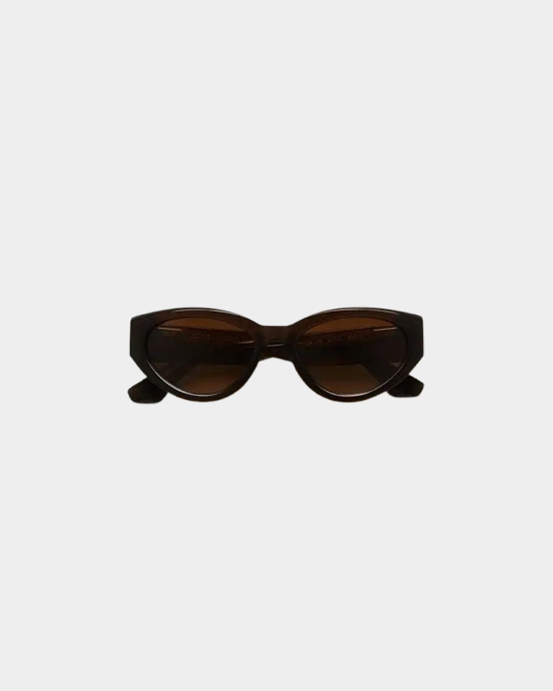 켄달 제너가 쓰는 선글라스🕶️
아이웨어 브랜드 치미, 얼굴형별 베스트 쉐입 3가지 모델

Y2K부터 클래식까지, 치미로 완성하는 얼굴형별 선글라스 추천 아이템 3가지

치미(Chimi)는 스웨덴 스톡홀름에서 시작된 감각적인 아이웨어 브랜드로, 액세서리를 넘어 개성과 감정이 담긴 존재로 부담 없이 쓰고 또 바꿀 수 있도록 만든 브랜드입니다. 치미의 다양한 선글라스 쉐입 중 얼굴형별 베스트 쉐입 3가지 모델을 추천합니다. 

1. 달걀형, Code
얇고 세련된 오벌 실루엣으로 Y2K 감성과 모던함을 모두 담았습니다. 켄달 제너가 선택한 모델로, 달걀형 얼굴형에 특히 잘 어울립니다.

2. 각진형, Lilah
얼굴을 감싸듯 밀착되는 와이드 쉐입으로 대담하고 안정적인 인상을 줍니다. 각진 얼굴형에 특히 잘 어울리며, 시선을 분산시켜 얼굴 윤곽을 정리하는 데 효과적입니다.

3. 긴형, Core 06
캣아이 스타일을 새롭게 재해석한 모델 06은 각진 윙과 사선 아치를 조합해 긴 얼굴형 커버에 유용하며, 대담하면서도 여성스러운 인상을 줍니다. 이미지9