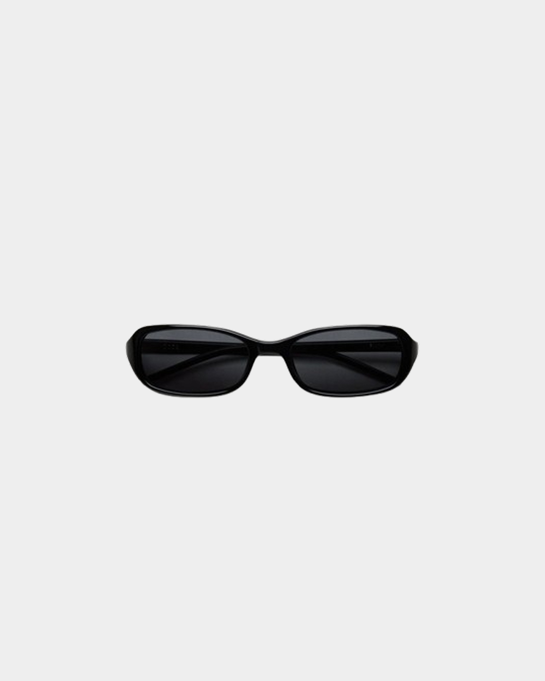켄달 제너가 쓰는 선글라스🕶️
아이웨어 브랜드 치미, 얼굴형별 베스트 쉐입 3가지 모델

Y2K부터 클래식까지, 치미로 완성하는 얼굴형별 선글라스 추천 아이템 3가지

치미(Chimi)는 스웨덴 스톡홀름에서 시작된 감각적인 아이웨어 브랜드로, 액세서리를 넘어 개성과 감정이 담긴 존재로 부담 없이 쓰고 또 바꿀 수 있도록 만든 브랜드입니다. 치미의 다양한 선글라스 쉐입 중 얼굴형별 베스트 쉐입 3가지 모델을 추천합니다. 

1. 달걀형, Code
얇고 세련된 오벌 실루엣으로 Y2K 감성과 모던함을 모두 담았습니다. 켄달 제너가 선택한 모델로, 달걀형 얼굴형에 특히 잘 어울립니다.

2. 각진형, Lilah
얼굴을 감싸듯 밀착되는 와이드 쉐입으로 대담하고 안정적인 인상을 줍니다. 각진 얼굴형에 특히 잘 어울리며, 시선을 분산시켜 얼굴 윤곽을 정리하는 데 효과적입니다.

3. 긴형, Core 06
캣아이 스타일을 새롭게 재해석한 모델 06은 각진 윙과 사선 아치를 조합해 긴 얼굴형 커버에 유용하며, 대담하면서도 여성스러운 인상을 줍니다. 이미지4