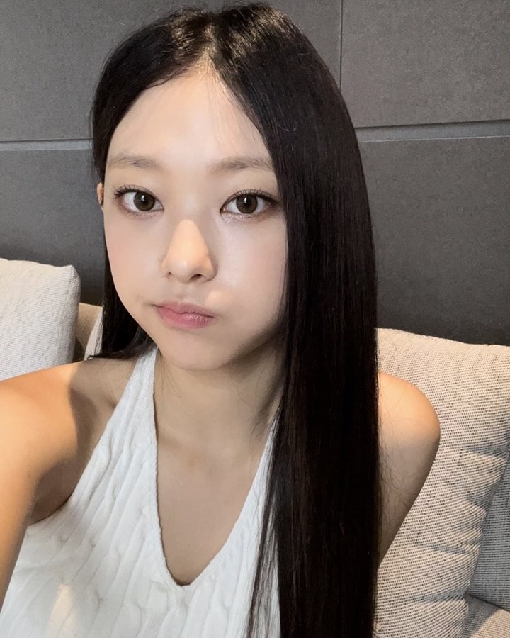 어떻게 사람이 페르시안 고양이❓

고양이상이 큰 인기를 끌면서, 고양이상 셀럽들에 대한 관심도 높아지고 있는데요. 그중에서도 특히 팬층이 두터운 타입은 바로 '부잣집 고양이상'

고급스러운 이목구비와 우아한 눈매로, 마치 잘 키운 페르시안 고양이를 떠올리게 해 많은 사랑을 받고 있어요.

과연 부잣집 고양이상을 대표하는 셀럽들은 누구일지, 그리고 그중 누가 가장 높은 싱크로율을 자랑할지 함께 살펴볼까요?✨

1. 닝닝
2. 제니
3. 해린
4. 최희진
5. 아이사 이미지