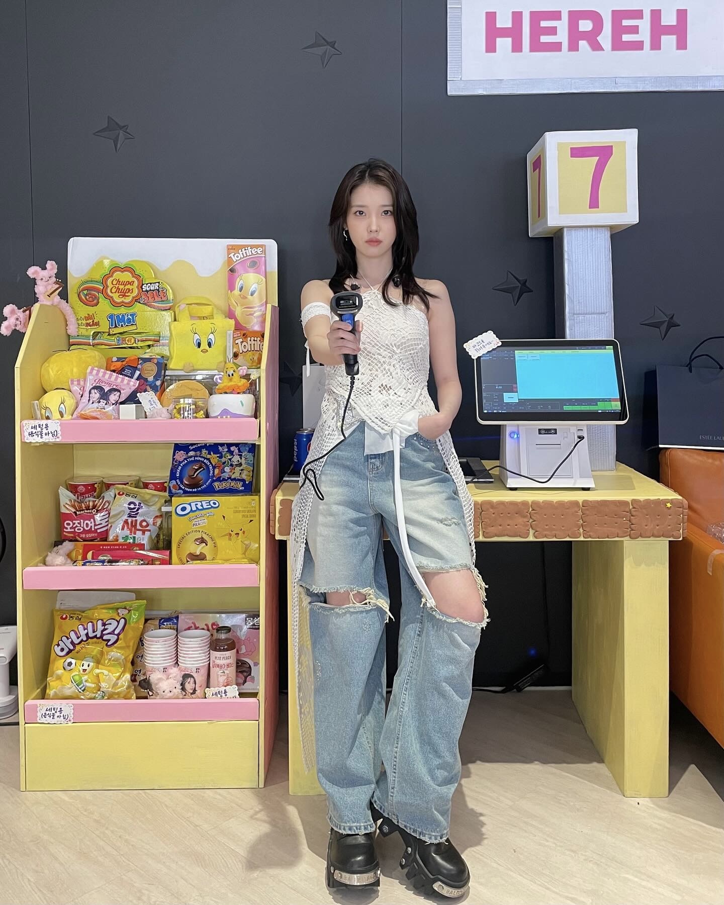 이제 구경은 그만👋🏻
셀럽들의 찢청 코디, 직접 써먹을 차례예요✂️👖 이미지