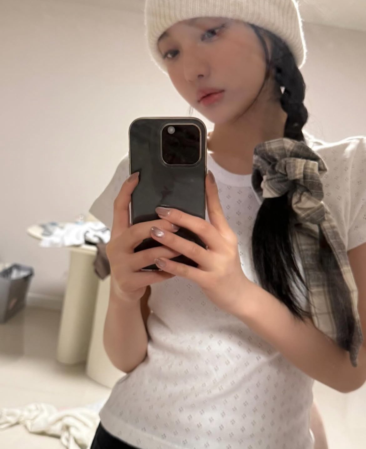 에스파 옷장 털기🧺
지금 입고 싶은 여름 옷 다 모았습니다.🤍

에스파가 일상에서 입은 여름 코디, 편안하면서도 스타일은 확실하게! 지금 입기 딱 좋은 아이템만 담았습니다. 어떤 제품이 있는지 지금 바로 확인해보세요.

1. 선번프로젝트 베이직 티셔츠, 마린 블루
2. 선번프로젝트 베이직 티셔츠, 화이트 펀칭
3. 글로니 3/4 버튼 플라이 티
4. 시엔느 말리부 플라워 쇼츠 이미지