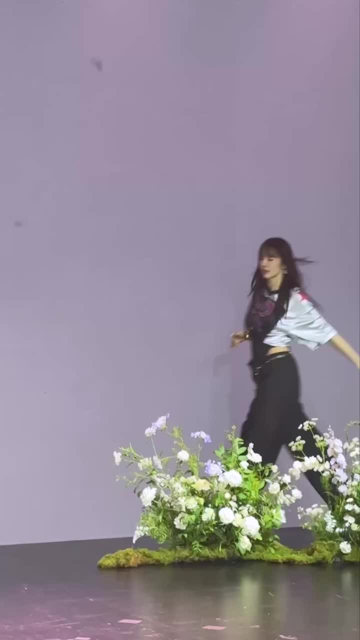 진짜 의문임🖤❤️도대체 늙지를 않음 윤은혜 언니의 에스파 Dirty Work⛓️이틀 연습했다는데.. ㄷㄷ 이미지