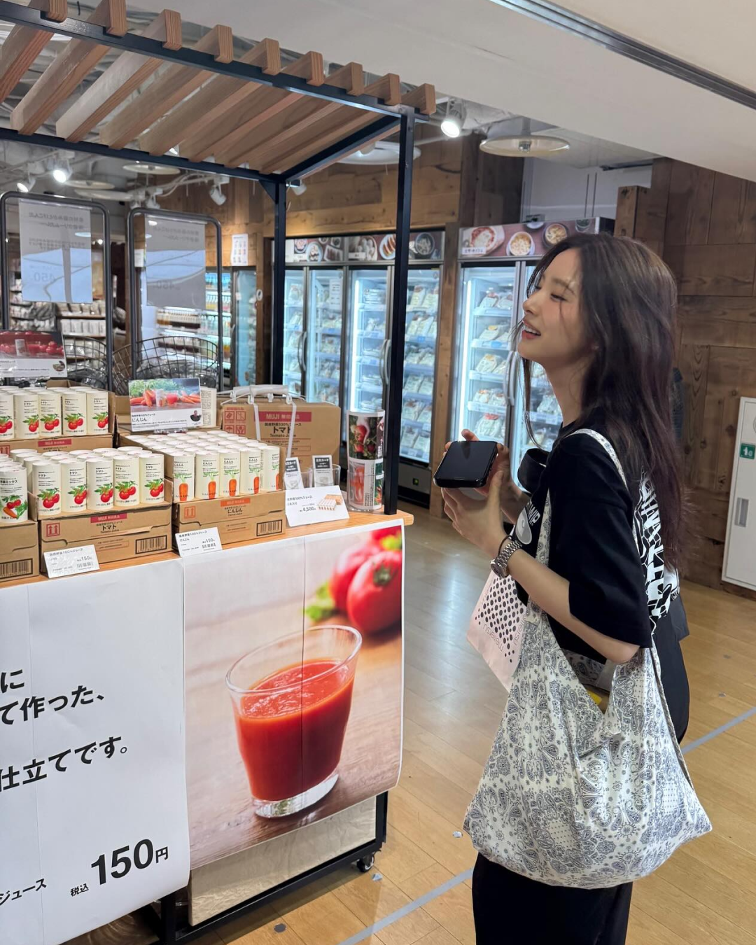 세경씨 근황 속 에코백 정보👀 일본 여행룩 공통점은 바로, 수납력 짱짱한 에코백입니다!✈️  신세경의 스타일과 취향을 담은 에코백 3가지 공개합니다.  1. 피에이치사점일삼 페이즐리 백, 2만 원대 신세경이 마트에 들를 때 선택한 에코백은 아이보리 컬러에 페이즐리 패턴이 돋보이는 넉넉한 사이즈의 백으로, 올 블랙 코디를 러블리하게 완성했습니다.  2. 리모우 헤링본 백, 7만 원대 미술관을 방문할 때는 견고한 쉐입과 지퍼 디테일이 특징인 헤링본 코튼의 시그니처 로고 자수 백을 들었습니다. 오버핏 네이비 셔츠에 슬랙스와 스니커즈를 매치해 깔끔한 룩을 연출했습니다.  3. 이미스 뉴 레오파드 코듀로이 백, 3만 원대 가벼운 외출 시에는 부드러운 실루엣의 레오파드 패턴이 더해진 에코백을 들고, 오버핏 로고 티셔츠와 와이드 팬츠를 함께 매치해 포인트를 더했습니다. 이미지