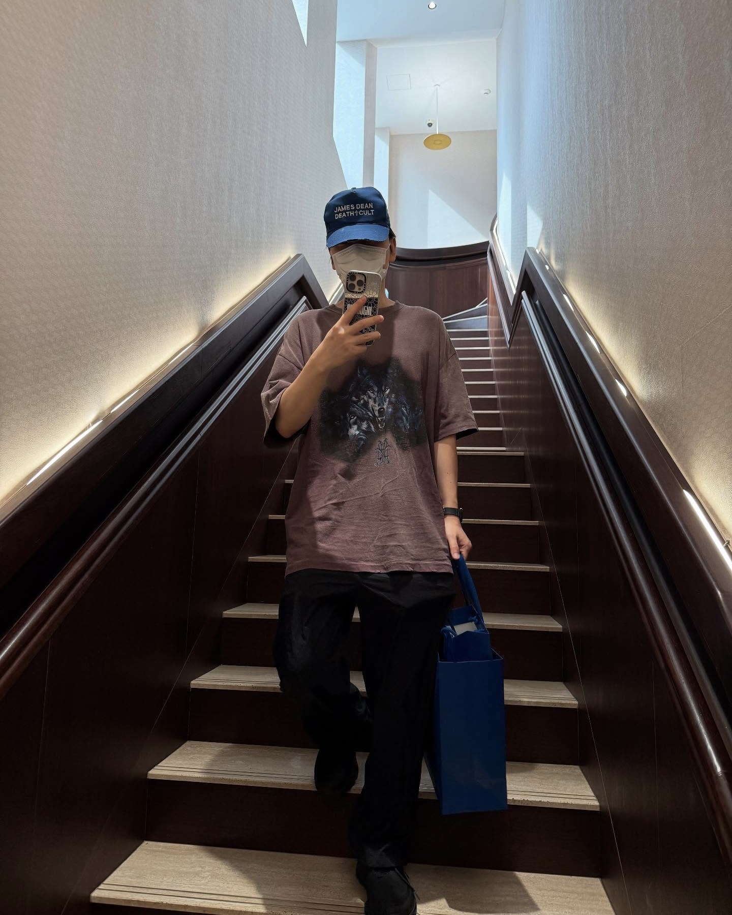 과감한 워싱, 강렬한 그래픽
확실한 빈티지 무드를 원한다면, 카미야의 세 가지 아이템✂️👕

최근 이동휘는 카미야의 아이템을 활용하여 완벽한 빈티지 스타일을 구사했습니다. 

카미야는 2023년, 미하라 야스히로에서 활동하던 ‘코지 카미야’가 론칭한 브랜드입니다. 거친 워싱과 개성 있는 그래픽으로 독창적인 빈티지 무드를 제안하며, 일본 유스 세대를 중심으로 두터운 지지를 받고 있습니다. 

1. KMY 울프 디스트레스드 티셔츠 - 브라운
브라운 컬러와 중앙에 배치된 늑대 그래픽이 강렬한 인상을 남깁니다. 전체적으로 적용된 데미지 디테일과 빈티지한 색감을 통해 룩에 자유분방한 감성을 더했습니다.

2. KMY 로즈 디스트레스드 티셔츠 - 블랙
워싱 처리된 블랙 컬러와 루즈한 실루엣이 조화를 이루는 티셔츠입니다. 카미야 특유의 러프한 워싱 디테일과 후면 장미 그래픽이 시크하면서도 퇴폐적인 분위기를 자아냅니다.

3. KMY 디스트레스드 메쉬 캡 - 네이비
네이비 컬러를 기반으로 한 메쉬 캡으로, 카미야 특유의 로고 그래픽이 돋보입니다. 부분적으로 적용된 해짐 처리와 거친 텍스처가 그런지한 무드를 드러내며, 룩에 강한 포인트로 작용했습니다. 이미지