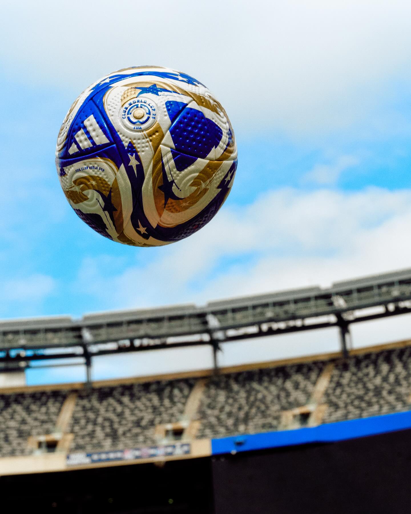 마지막에 웃을 팀은 과연 어디일까?
2025년 FIFA 클럽 월드컵 결승에 사용될 공인구 공식 공개⚽️

아디다스는 미국에서 열리는 FIFA 클럽 월드컵 결승전을 기념하여 새로운 공인구를 공개했습니다. 미국 성조기의 별과 줄무늬를 골드 컬러와 함께 적용하여, 감각적으로 재해석한 것이 특징입니다.

현재 4개 팀이 남아 있으며, 우승까지 단 두 경기만을 남겨두고 있습니다. 최종 승자는 누가 될지, 전 세계 축구 팬들의 관심이 집중되고 있습니다. 이미지3