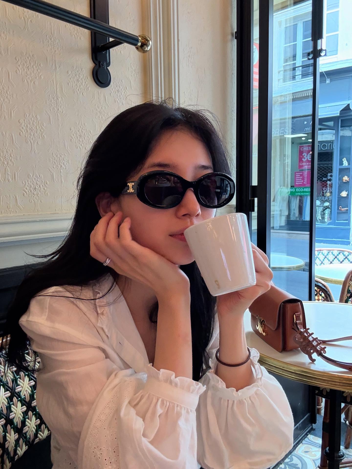 멋진 여성들의 선글라스 컬렉션😎  여름철 필수템 하면 뭐니 뭐니 해도 선글라스죠. 강한 자외선을 막아줄 뿐 아니라, 스타일에 세련된 포인트를 더해주는 아이템인데요.  과연 셀럽들이 최근 선택한 선글라스는 무엇일지, 지금 바로 소개합니다.✨  1. 수지 셀린느, 트리옹프 01 선글라스 아세테이트, 블랙, 73만 원  2. 김나영 젠틀몬스터, 코코아 01GD, 33만 원  3. 장희령 레이밴, RB4441D 6677 87, 블랙, 20만 1천 원 이미지
