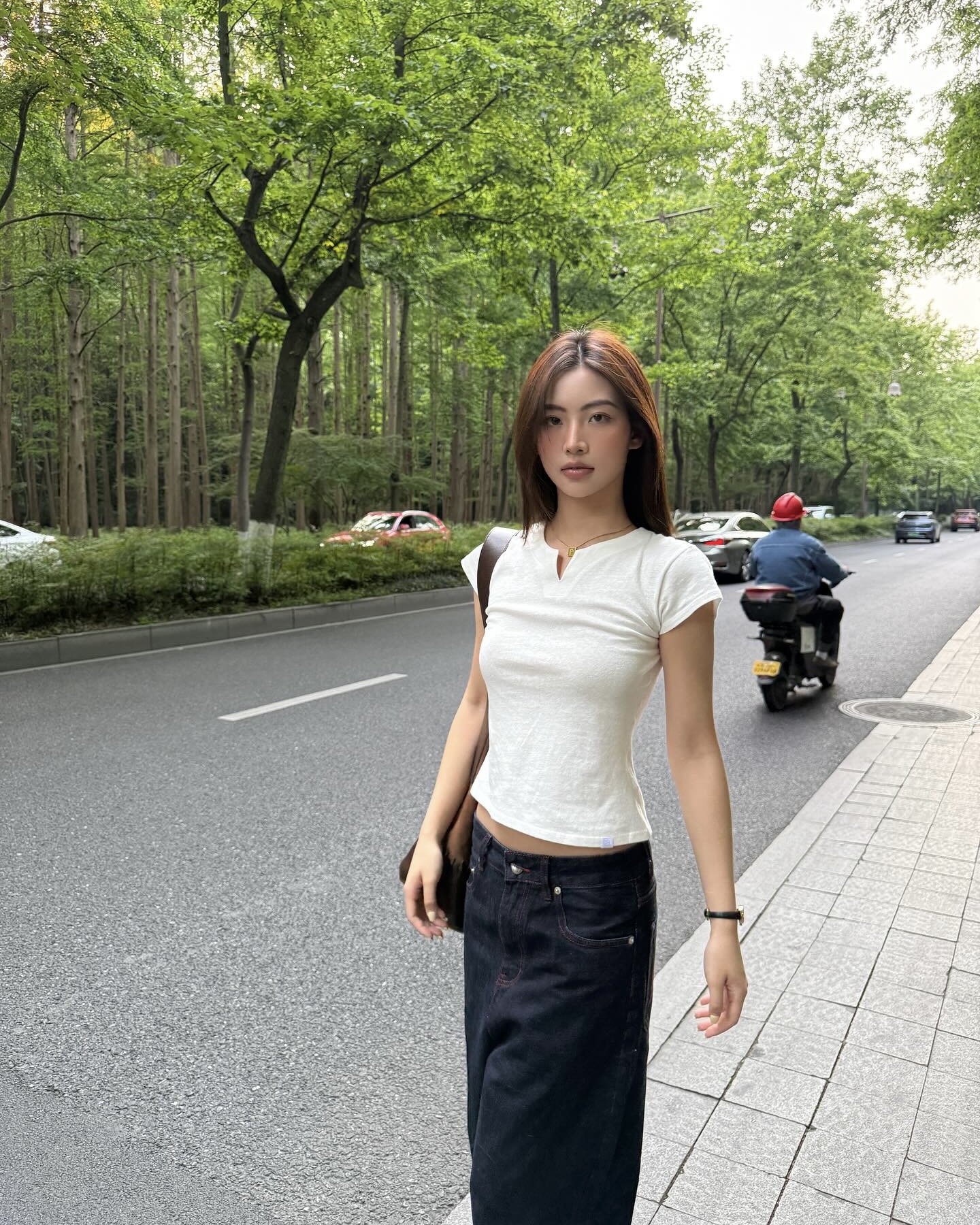 반팔티 하나면 충분해👚🤍 누구나 가지고 있는 무지 반팔 스타일링 팁, 지금 확인하세요.✨ 이미지