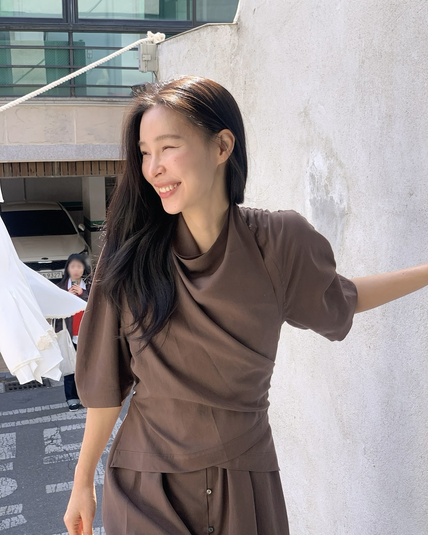 카울 디테일로 여리핏 장인 완성💞 상체 보완이 필요할 땐, 카울 디테일이 들어간 상의를 꺼내세요✨  이번 여름, 카울 디테일 아이템으로 스타일링에 도전해 보세요.  카울은 목선이나 네크라인에 자연스럽게 흐르는 주름을 만들어주는 디자인 요소입니다. 주로 얇고 부드러운 소재에 활용되어, 상체에 우아한 곡선을 만들어 줍니다.  자연스러운 드레이핑 덕분에 어깨, 쇄골, 가슴 라인을 부드럽게 감싸며 군살 커버는 물론 체형 보완까지 가능합니다.  민소매, 반팔 블라우스, 실크 탑까지 다양하게 활용되며, 청바지와 매치하면 캐주얼하게, 셋업 슬랙스와 톤온톤으로 연출하면 단정하고 세련된 무드를 완성해 줍니다.  이미지