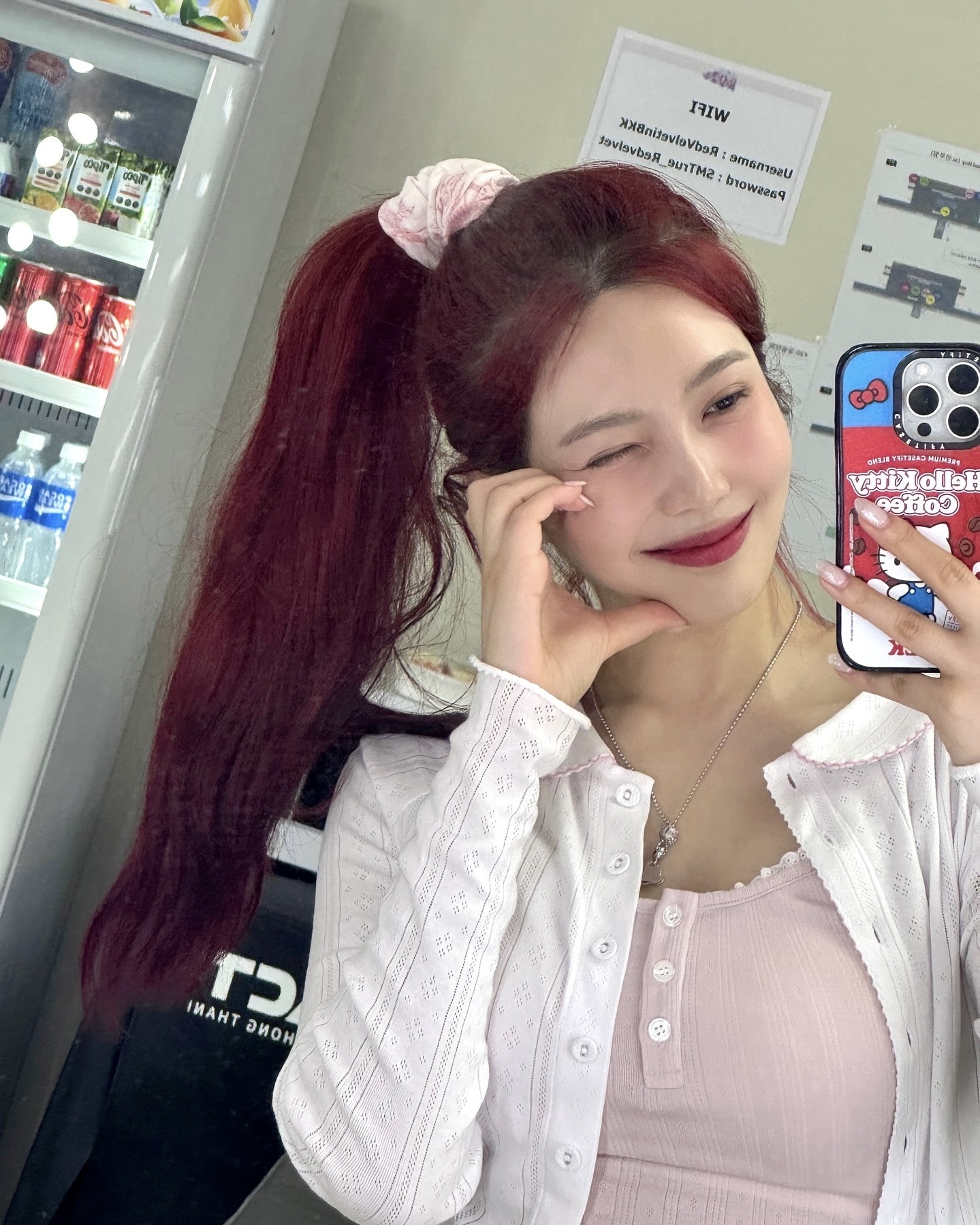 요즘 자주 보이는 헬로키티 케이스🤳🏻
셀럽 인증템으로 완벽 소환된 헬로키티 케이스 모음.zip💓🎀 이미지