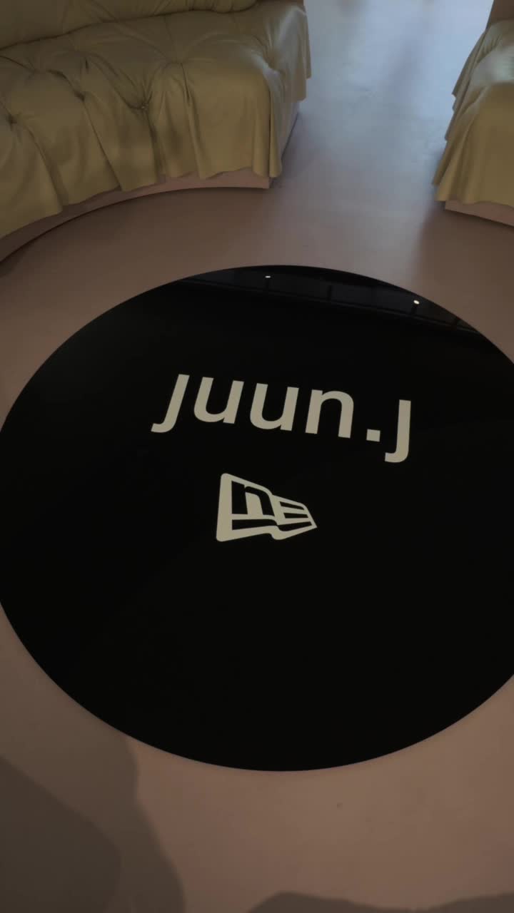 준지 x 뉴에라, 정제된 스포티즘⚫️⚾️ 뉴에라의 스포티함에 준지의 미니멀리즘이 더해진 감각적 컬렉션♠️  준지와 뉴에라가 손을 잡았습니다.  준지는 클래식을 현대적으로 재해석하는 ‘Diversion of Classic’을 브랜드 정체성으로 삼는데요. 매 시즌 혁신을 거듭하며 전 세계 24개국 100여 개 매장에서 전개되고 있습니다.  이번 협업은 실루엣과 자수 디테일, 원단의 선택까지 디테일한 완성도가 포인트. 특히 볼캡 라인업은 뉴에라의 정통성과 준지의 섬세함이 돋보이는 아이템으로, 피팅감과 자수의 밀도에서 브랜드 철학을 느낄 수 있습니다.  금일 SSFSHOP 라이브를 시작으로, 한정판 제품은 도산 플래그십 스토어와 더현대서울, 롯데본점, 롯데월드타워, 신세계강남. 신세계대구, 현대판교 등 주요 오프라인 매장에서 만나볼 수 있습니다. 이미지