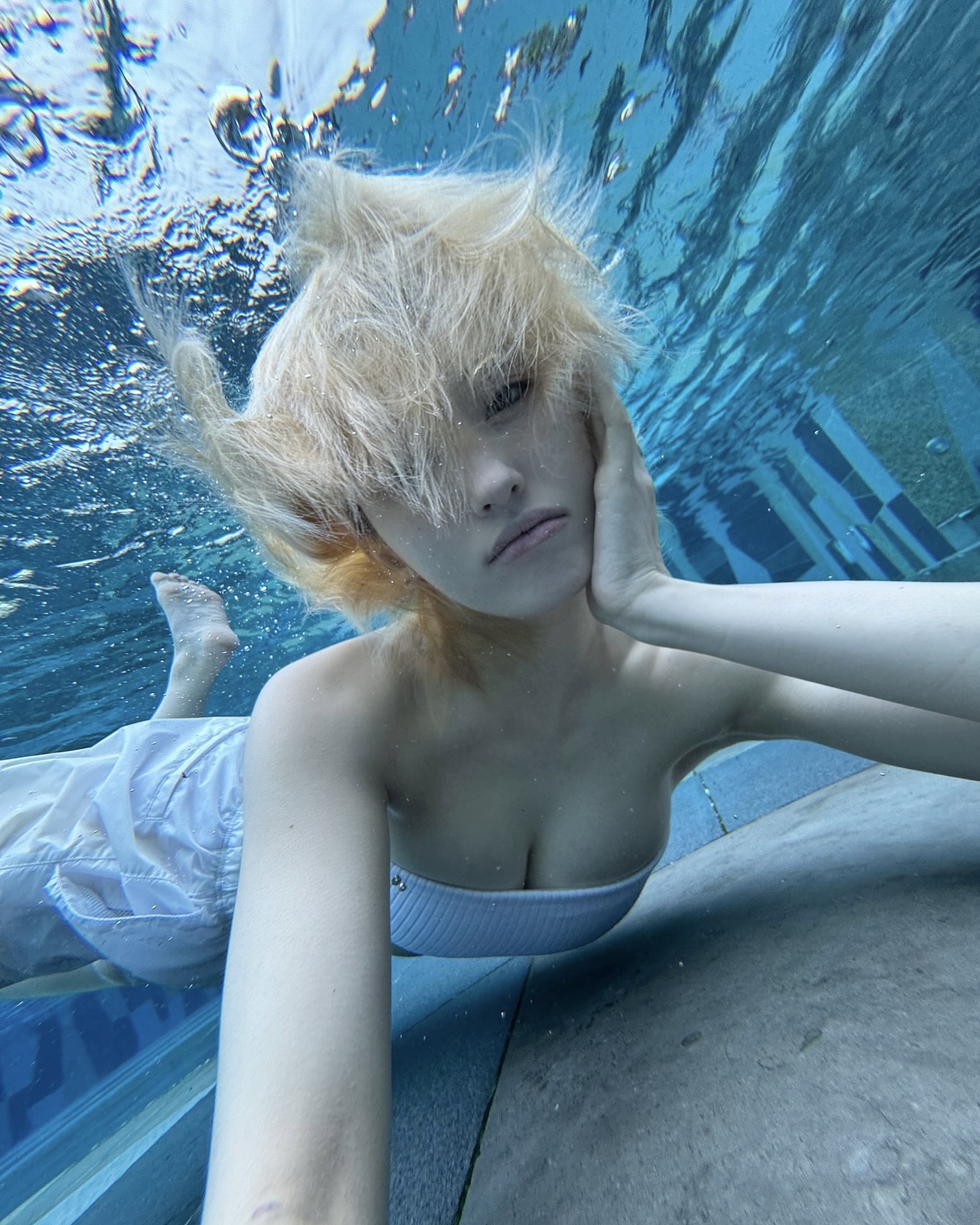 여름휴가 때, @이 포즈 도전하자🏊🏻‍♀️ 수영장 셀카 잘 나오는 비밀 각도 포인트, 저장해 두세요📂 이미지