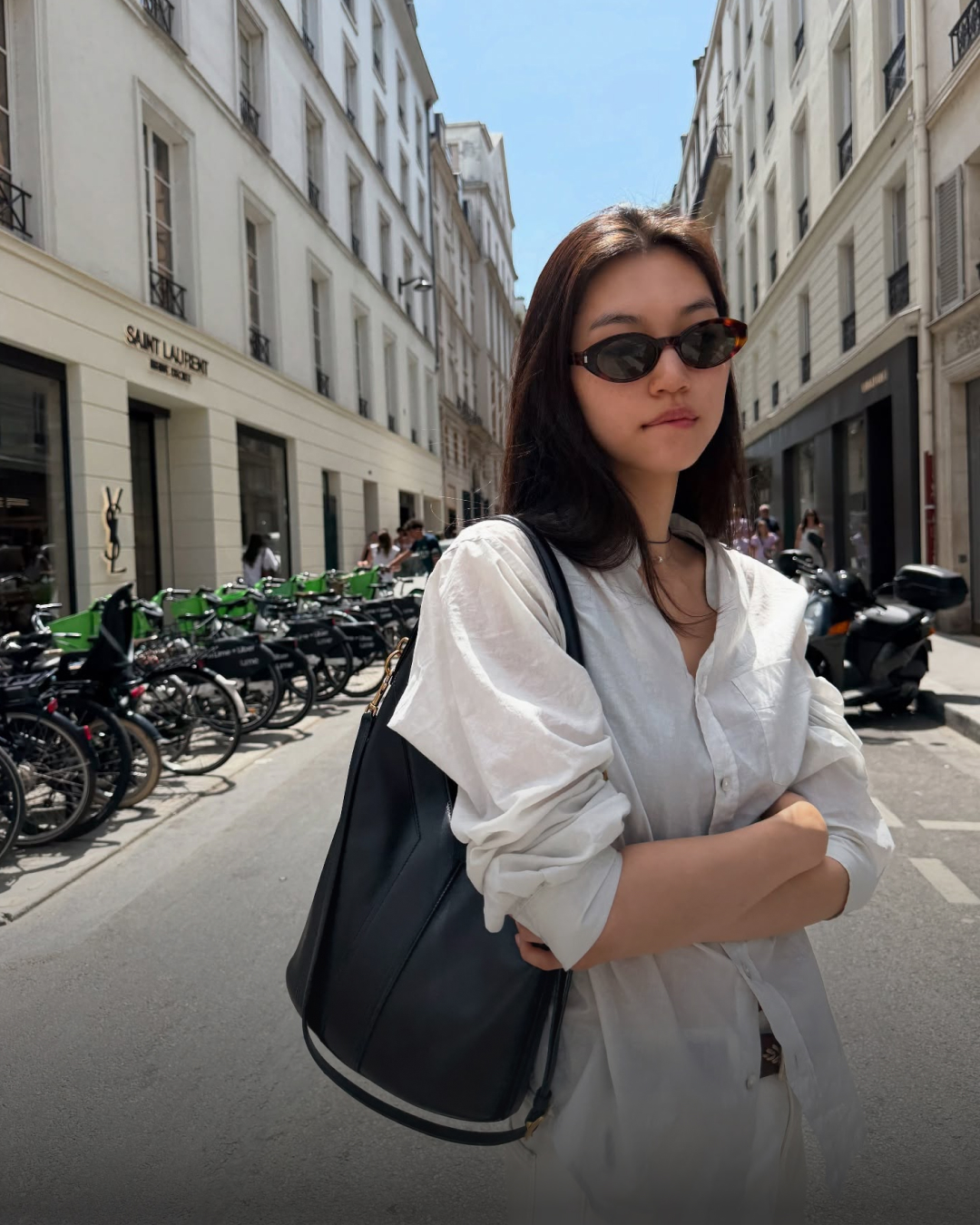 파리가 퍼스널컬러💙🤍❤️ 여름 파리에서 프렌치시크의 정석을 보여준 김도연🇫🇷  김도연이 선택한 착장템 4가지로 파리지엔느 감성을 담아보세요.  1. 생로랑 Y 탑 핸들 버킷 백, 400만 원대 Y 시그니처 디자인이 특징인 가죽 소재 버킷 백으로 김도연은 심플한 화이트 셔츠와 뉴트럴톤 팬츠와 매치해 고급스럽고 세련된 룩을 완성했습니다.  2. 생로랑 SL 567 미디움 하바나 선글라스, 60만 원대 여행내내 클래식한 하바나 프레임과 그린 렌즈가 어우러진 선글라스를 착용했고, 노메이크업과 내추럴한 헤어로 시크함을 더했습니다.  3. 도우 디아 플랫 슈즈, 20만 원대 레드 컬러의 메쉬 플랫 슈즈로 룩에 포인트를 주었고, 레이스 슬립 화이트 드레스와 허리 스카프로 매치해 감각적인 센스가 돋보였습니다.  4. 아크네 스튜디오 로고 티셔츠, 50만 원대 노란색 컬러에 로고 디테일이 돋보이는 박시한 티셔츠로, 자칫 어벙벙해 보일 수 있는 오버핏을 데님에 한쪽만 넣어 실루엣을 살렸습니다. 이미지