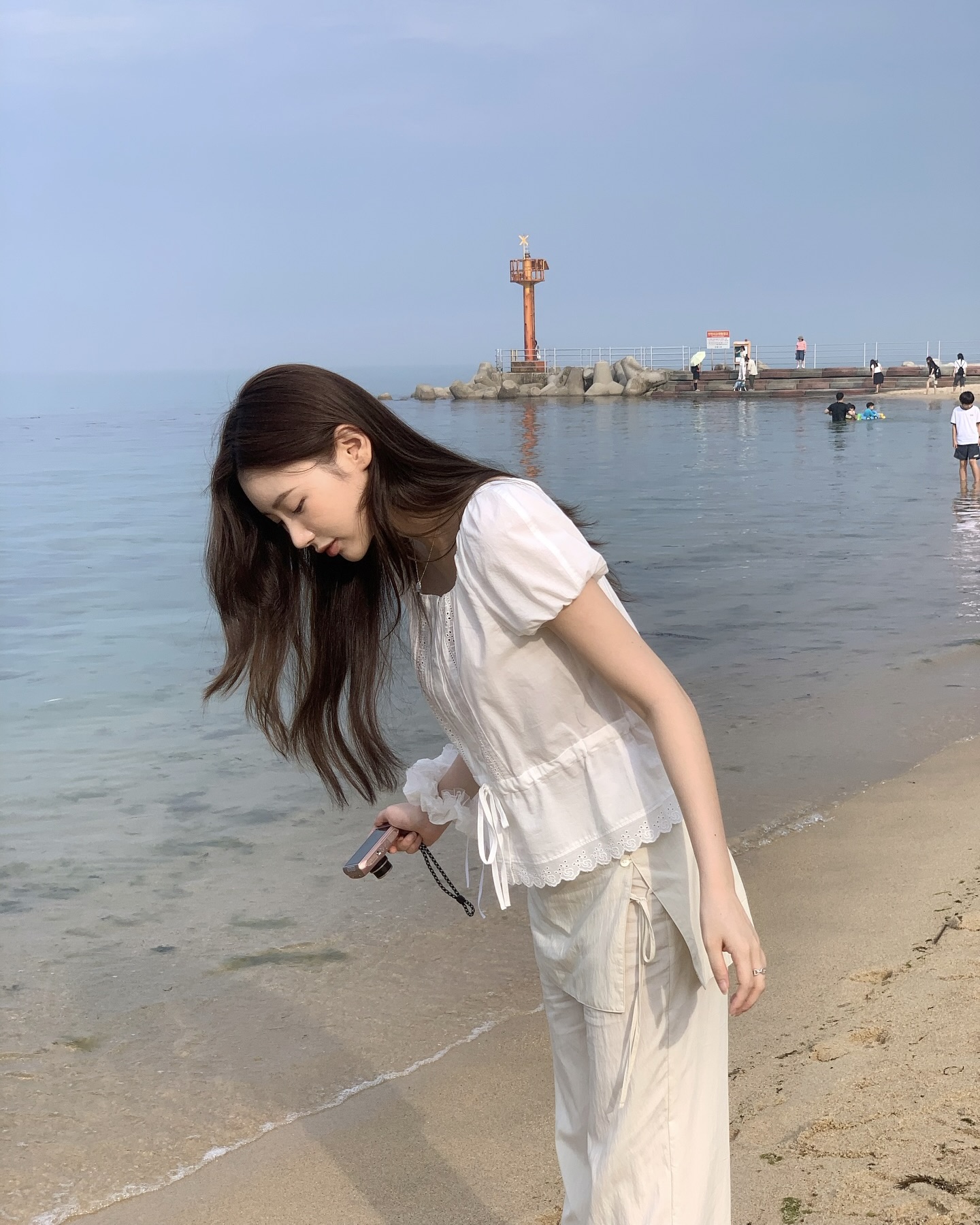 바람 솔솔~ 여름엔 펀칭 디테일🌬️ 시원하게 포인트 더해주는 펀칭 디테일을 활용해 보세요🤍🧚🏻  여름철 활용도 높은 펀칭 디테일 소개합니다.  여전히 자주 보이는 클래식한 아이템, 펀칭 디테일은 옷감에 작고 규칙적인 구멍을 뚫어 만든 장식 기법입니다. 펀치라는 단어처럼 구멍을 낸다는 의미에서 유래된 단어로 펀칭 레이스나 아일렛 디테일로도 불립니다.  은은한 비침 덕분에 여성스러운 무드를 연출할 수 있어 여름에 자주 활용되며, 통기성이 좋아 실용적이기도 합니다.  대표적인 아이템으로 펀칭 원피스, 블라우스, 스커트 등이 있으며, 카라나 커프스에 포인트로 활용됩니다. 펀칭 디테일이 들어간 옷을 이너로 매치해 키치함을 연출하거나 청바지와 매치해 심플하지만 포인트 있는 룩을 완성해 줍니다. 이미지