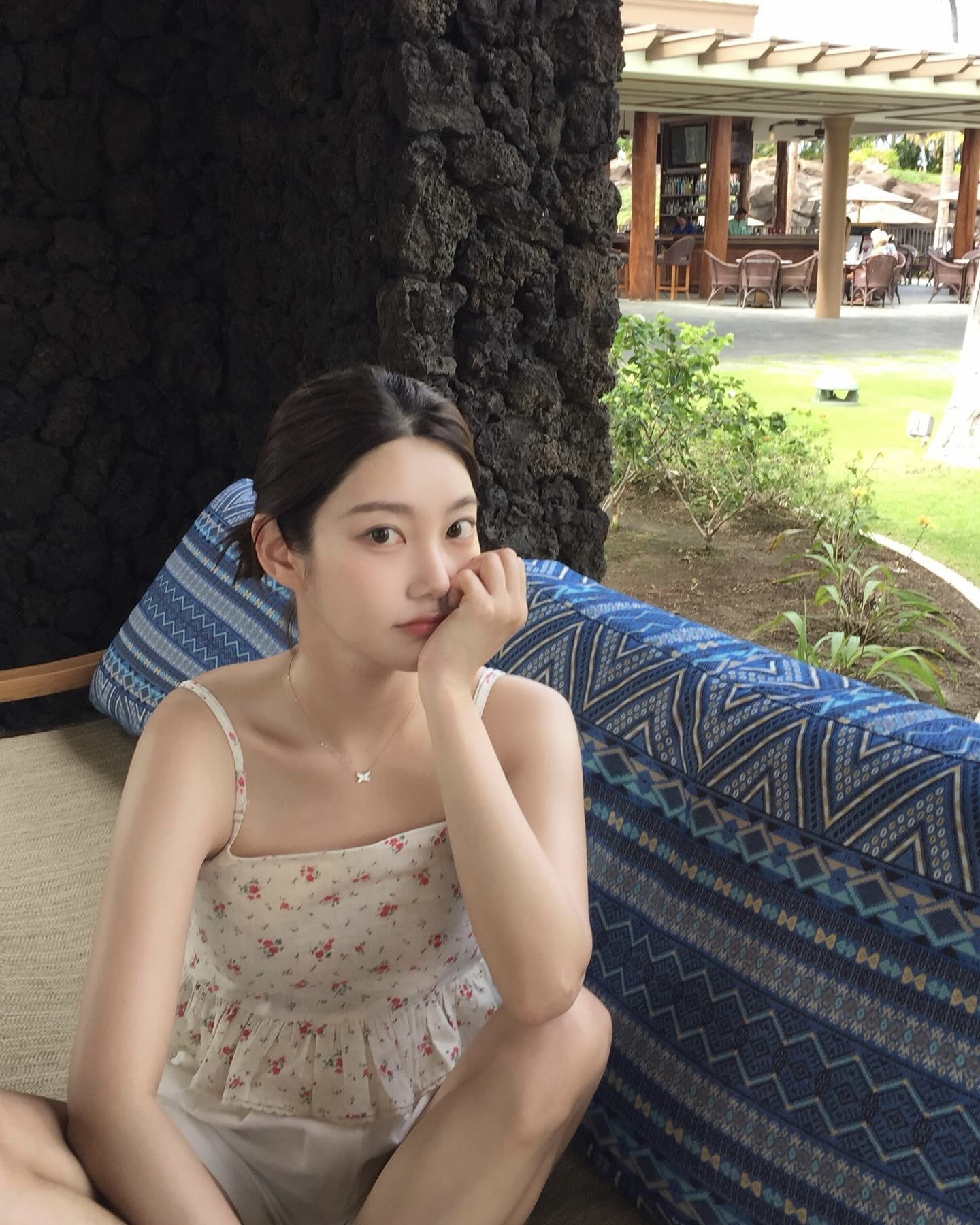 하나쯤 갖고 싶은 플로럴 아이템🌸 지금 셀럽들이 빠진 플로럴 스타일, 함께 보실래요?👀💕 이미지