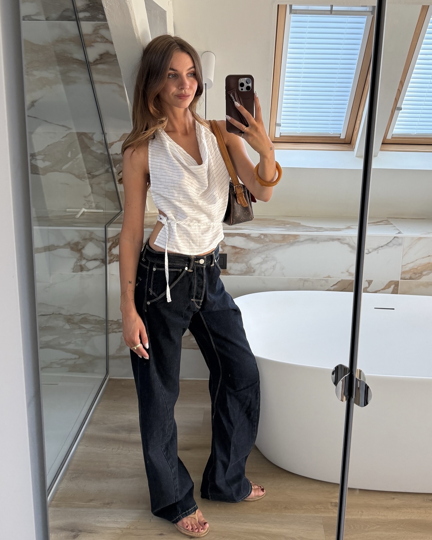 지금 입기 딱 좋은 데님 팬츠👖🤍 데일리룩에 빠질 수없는 데님팬츠 스타일링 참고하기✨ 이미지