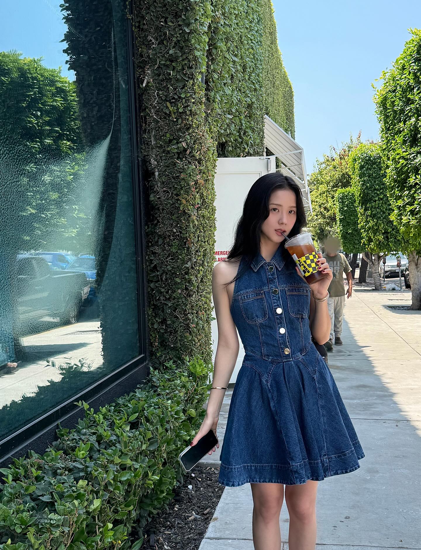 포카리걸 지수 데님 원피스룩🥤💙 LA 거리를 청량하게 만드는 러블리 지수 사랑해😍 이미지