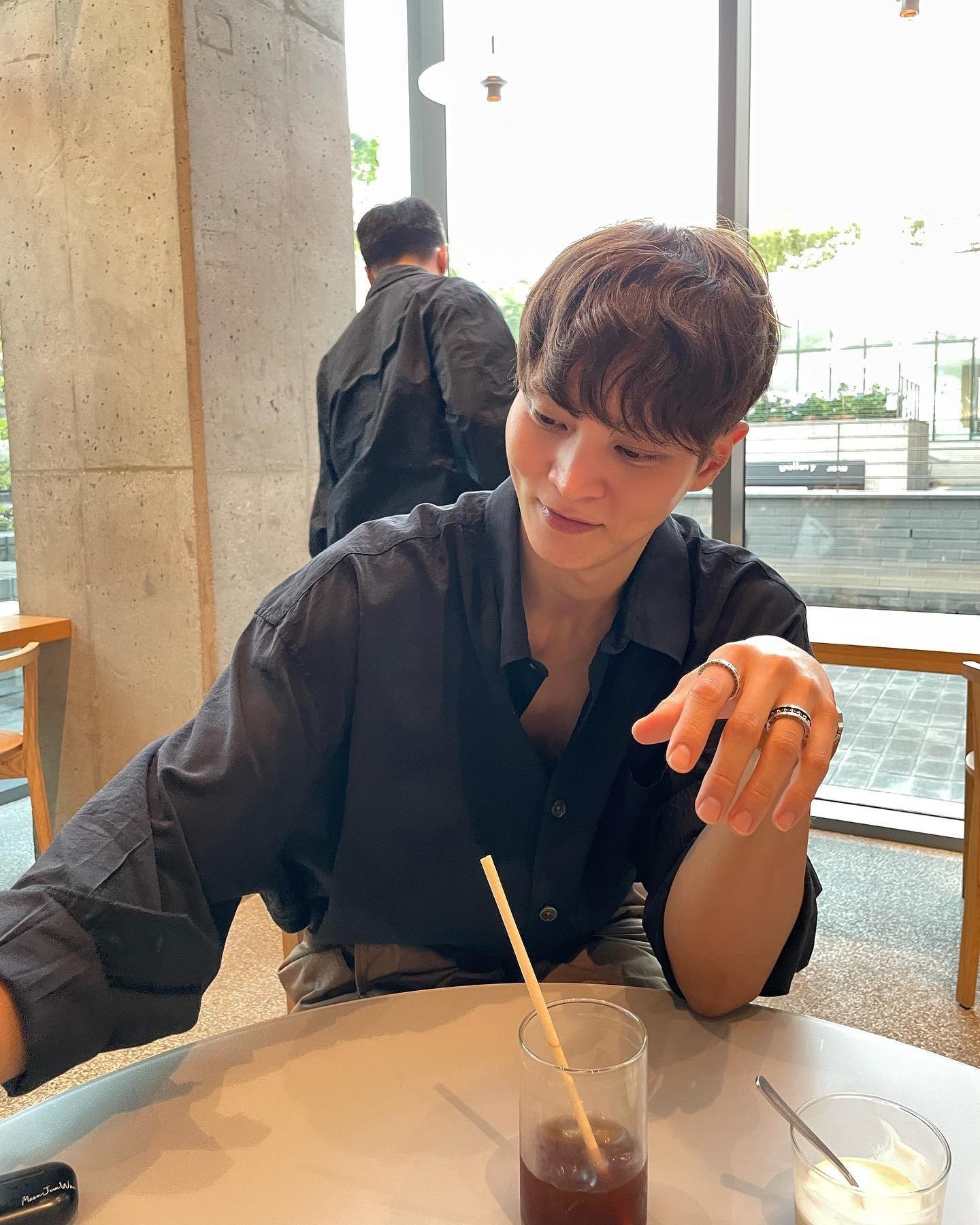 여름 되기 전 마지막 블랙셔츠😎🙌⁠ 이미지5