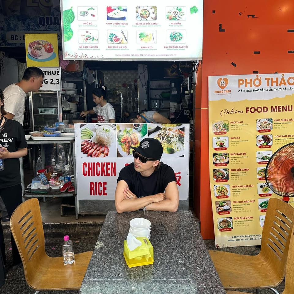 더워도 올블랙 포기못함😎💦 이미지"