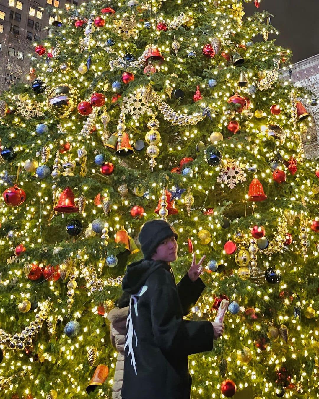 트리 앞에서 인증샷 필수지🎄📸 이미지"