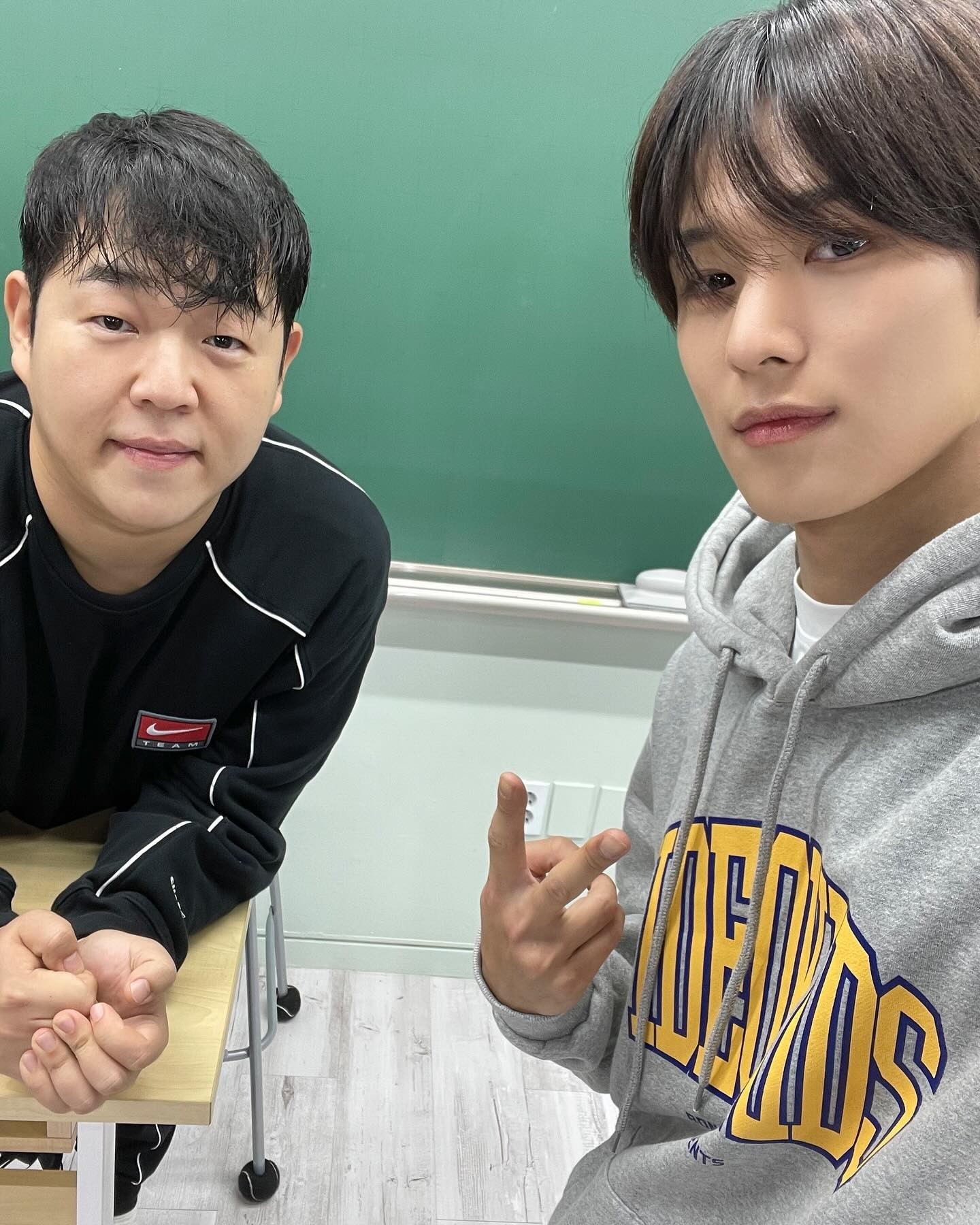 회색 후드는 아주 유명한 필수템임☕️🍩⁠ 이미지