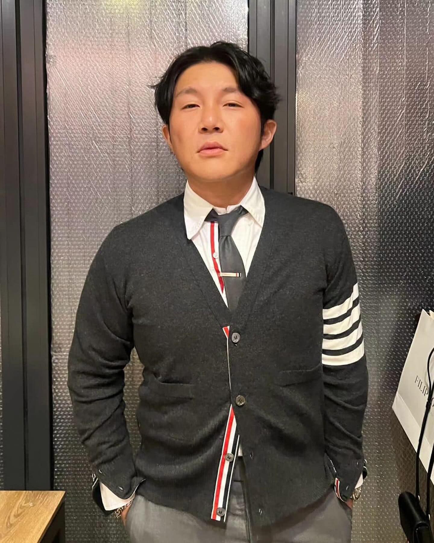 톰브 가디건은 셔츠와 함께👔 이미지