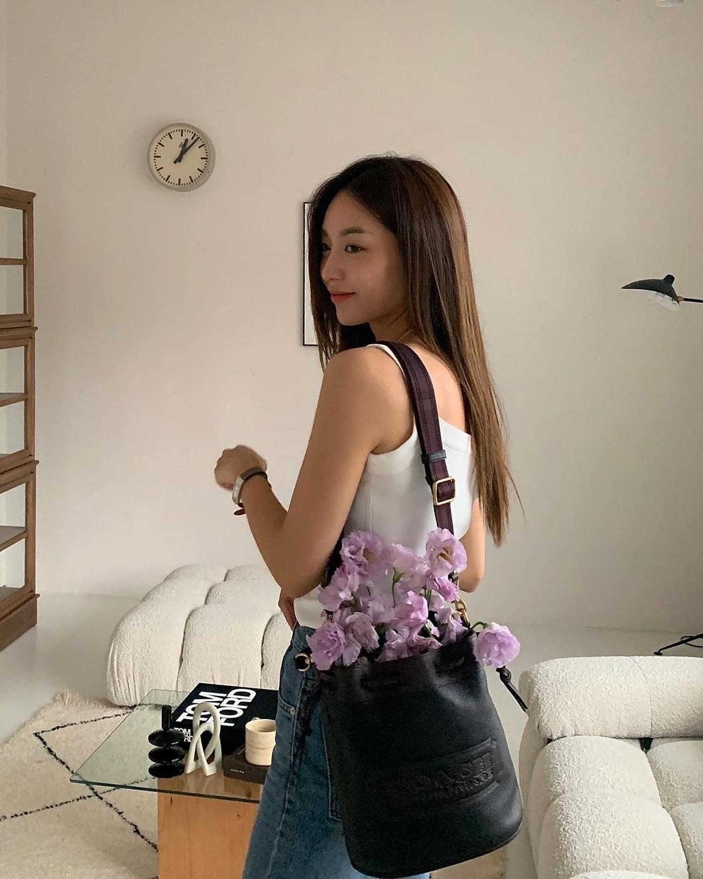가을 준비🖤🤎코치 버킷백 코디 이미지