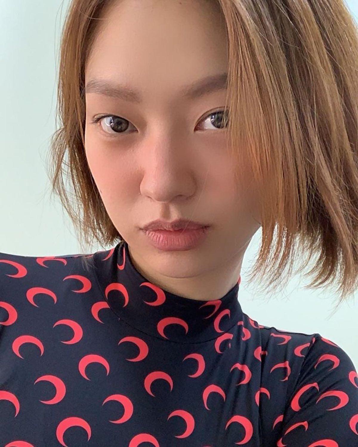 매력돋는 최유화 분위기🌸🌙 이미지