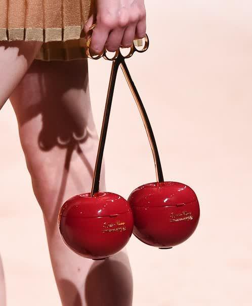 시선강탈 언더커버 체리백🍒 이미지