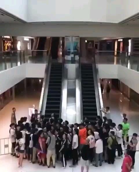 이지350 v2 출시🥵나라별 상황
1번 중국, 2번 싱가포르, 3번 영국 🔥🔥🔥 이미지