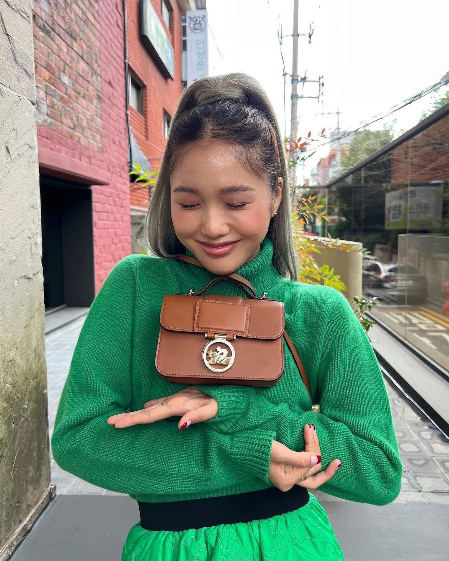 가을엔 미니 크로스백 센스🍂🍁
미미 오연서처럼 롱샴 박스트롯백으로 🤎👜 @어때? #광고 이미지