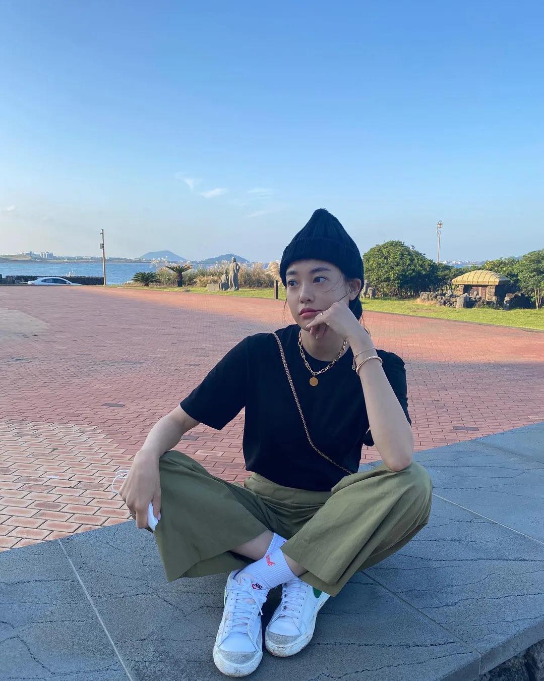 반팔에 슬랙스는 꿀조합🩶🤍 이미지