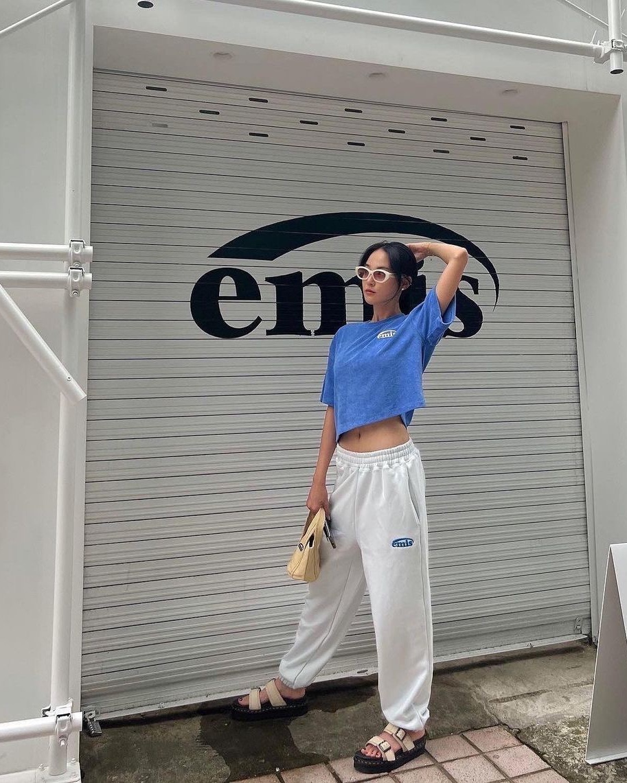 흰바지는 반팔컬러로 포인트❤️🤍​ 이미지