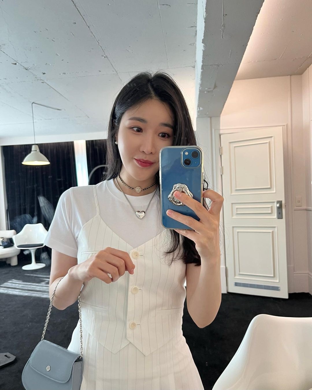 센스있게 흰반팔 레이어드🤍🩶 이미지"