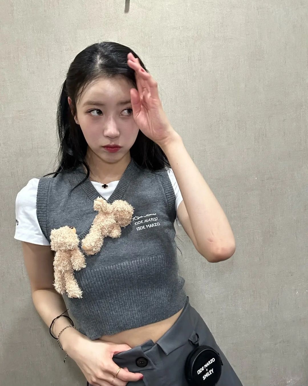 센스있게 흰반팔 레이어드🤍🩶 이미지"