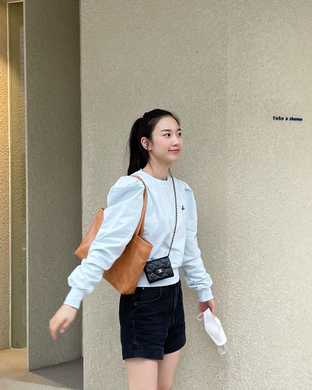 다리 길어보이는 블랙 숏데님🖤​ 이미지"