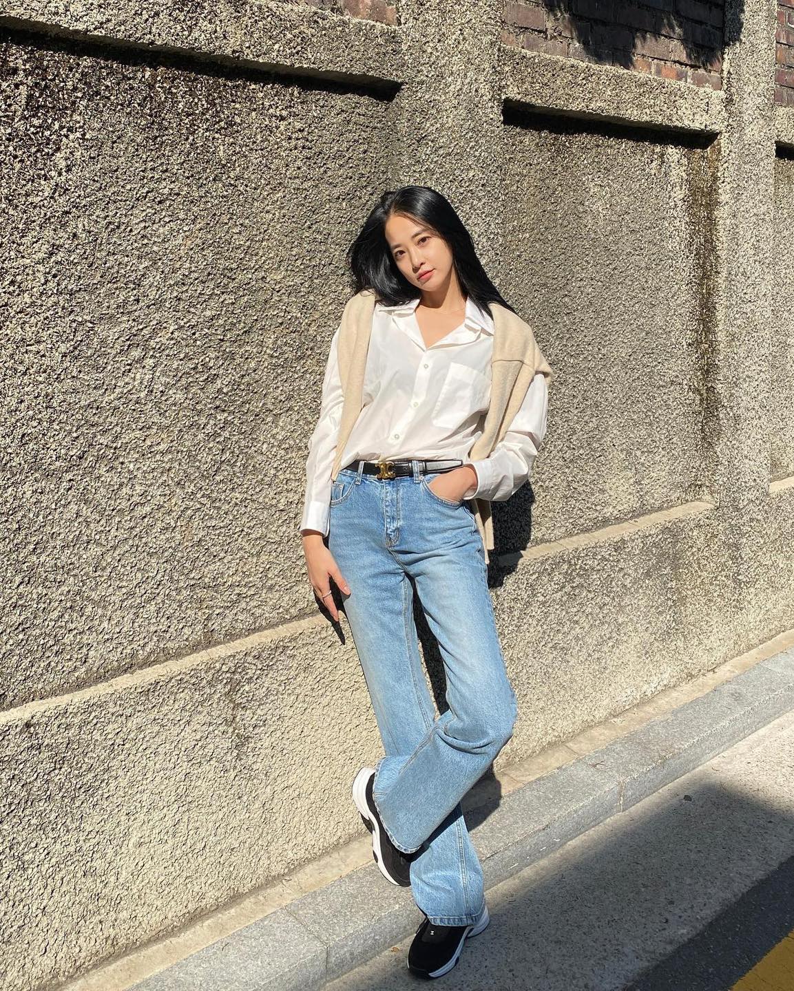 어깨에 걸치는게 코디 포인트😘🤍 이미지