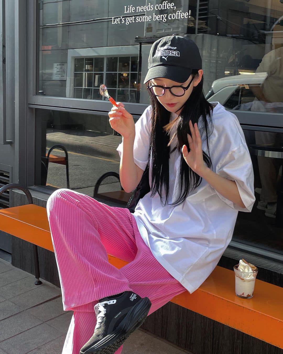 쨍한 핑크 팬츠로 포인트 줄까🩷 이미지