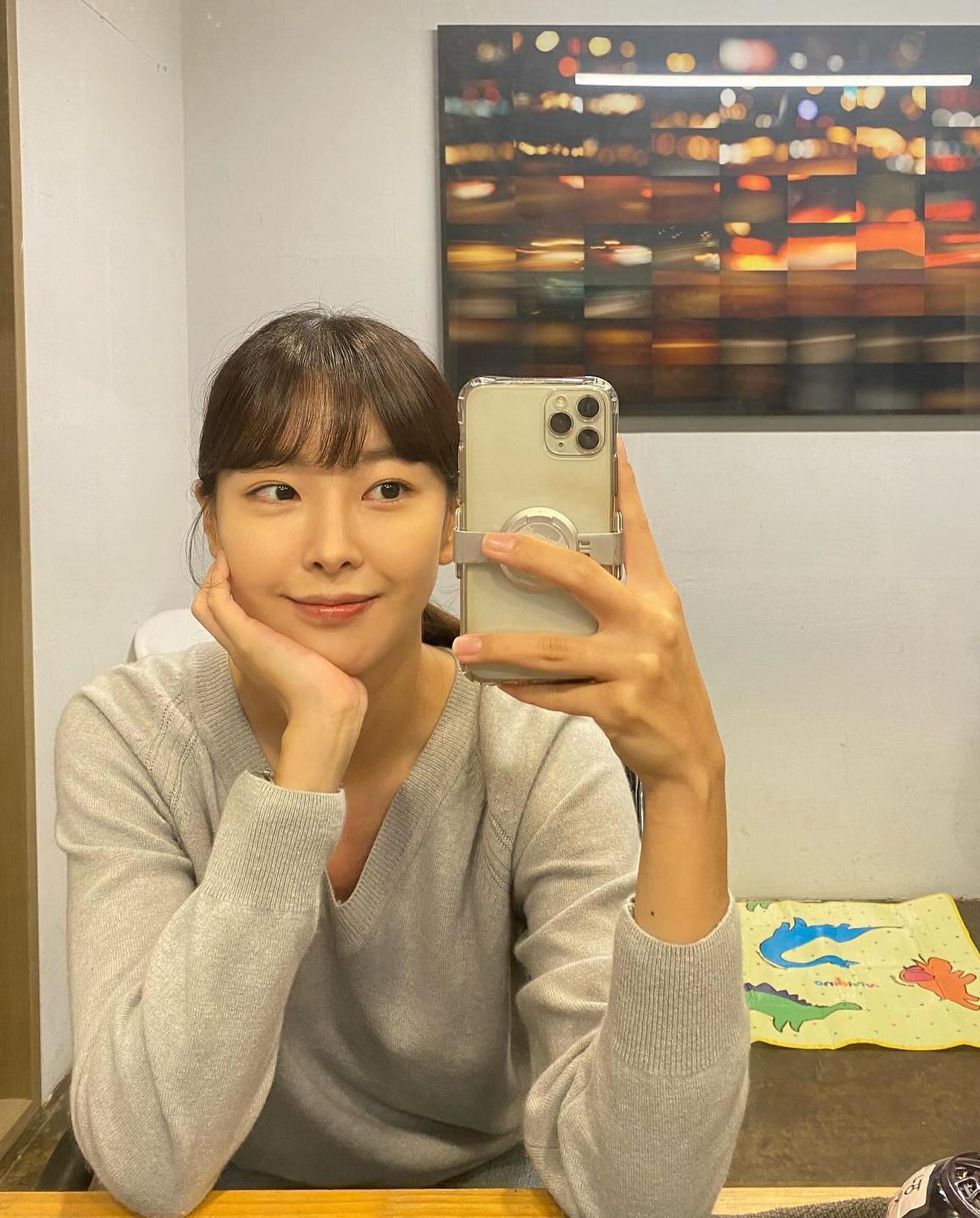 회색 브이넥 니트의 시크한 맛🩶 이미지"