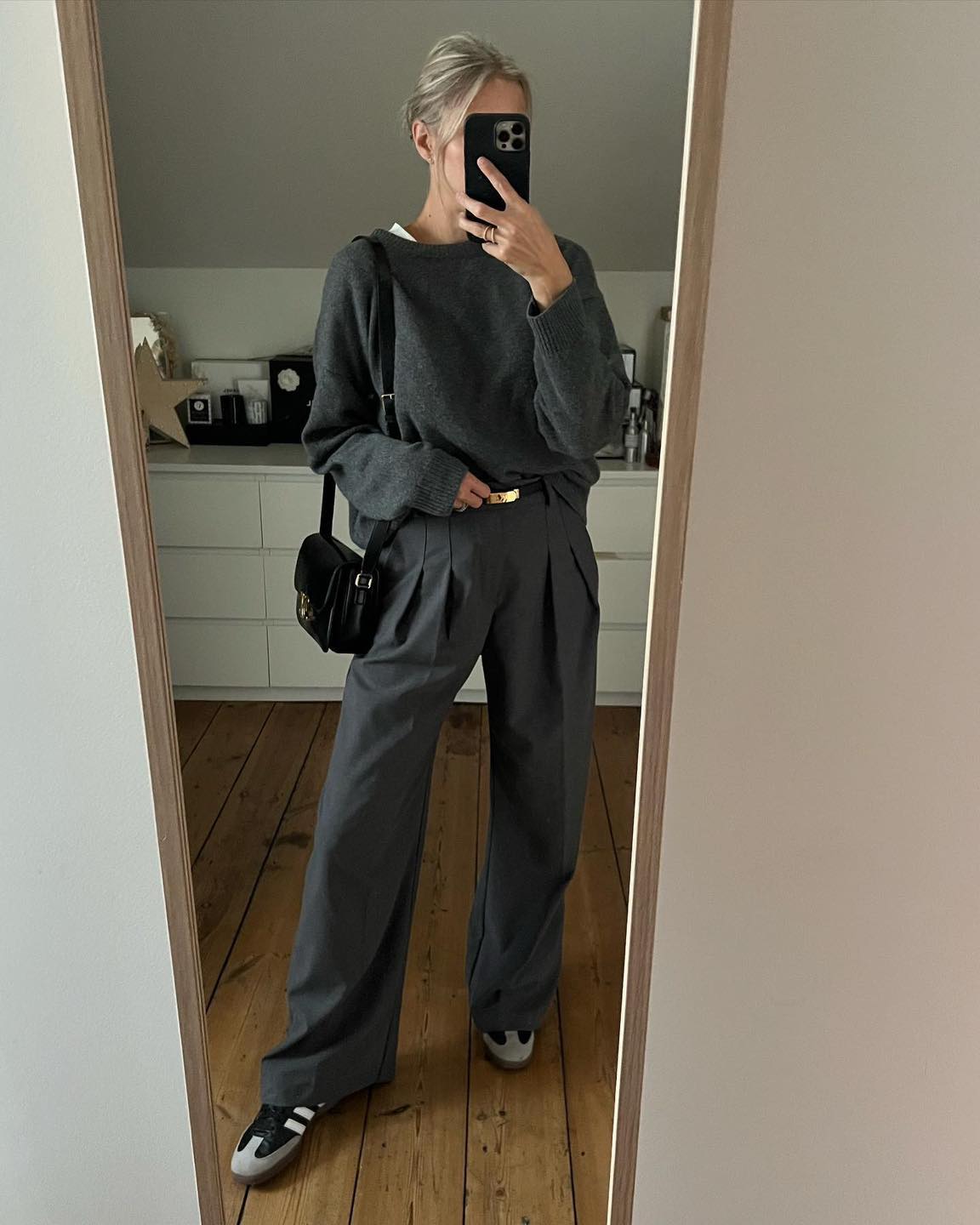 회색 슬랙스 무채색룩 코디해🩶🖤 이미지