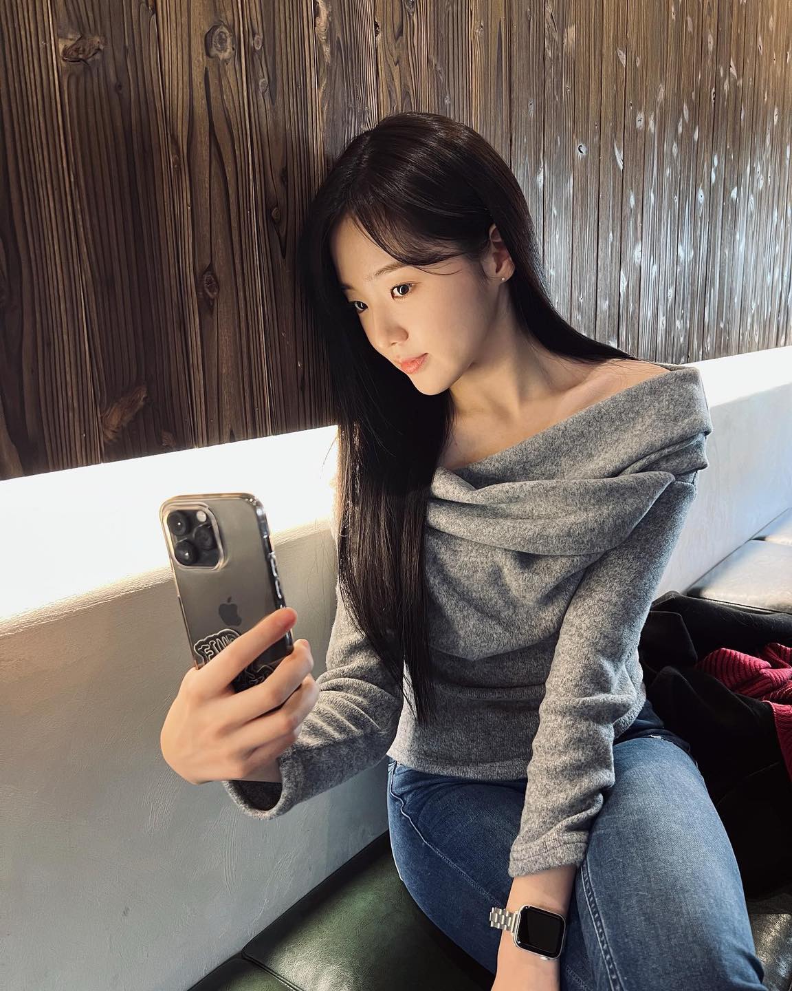 겨울에도 운동해야 하는 이유🩶
직각 어깨&쇄골라인 뽐낼 오프숄더 니트❤️‍🔥올 연말에@입자🤍 이미지