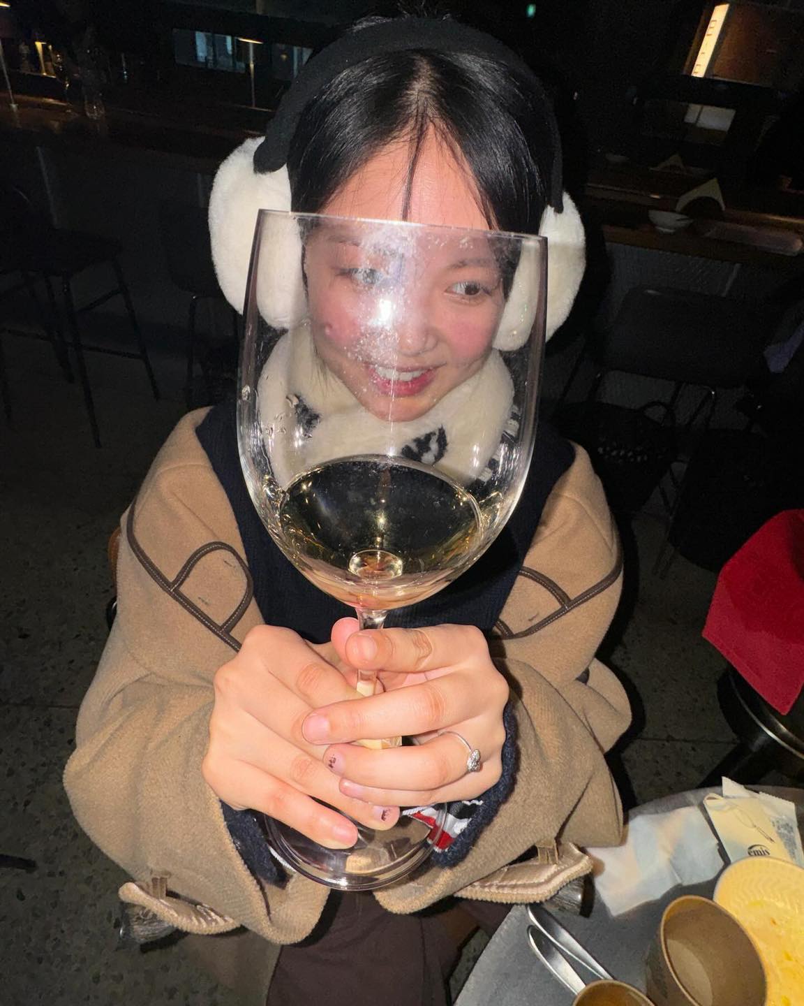 연말에 잔든건 포즈 필수잖아🍷📸 이미지6